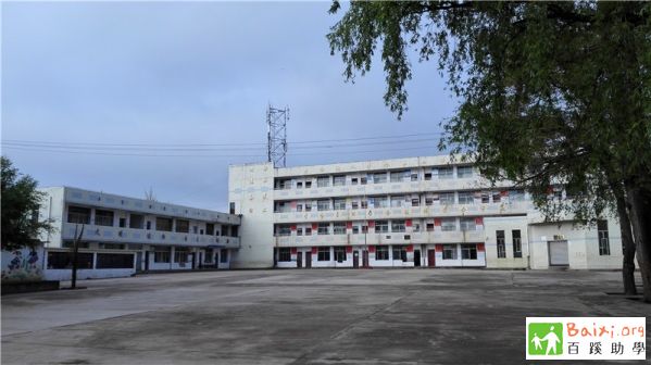 4月25日,百蹊义工大飞和实物组组长双双、义工Shally以及网友艾米再赴特木里小学进一步了解情况。校长提出了目前的需求:目前,特木里小学女子班的学生学习意愿比较强烈,并且大部分学生家境比较困难。加之学校给该女子班的配备了班主任与生活管理员,该班的成绩和行为习惯都优于其他的班级。校长希望经过2年的培养,培养一批相对优秀的学生。学校计划调剂解决女子班的伙食和教师问题,同时由百蹊提供提供统一的衣服以及教辅材料等物资,联手提升特木里小学女子班的教学质量和行为习惯。