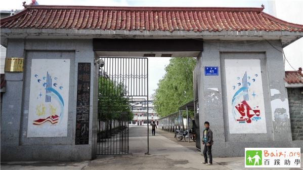 4月25日,百蹊义工大飞和实物组组长双双、义工Shally以及网友艾米再赴特木里小学进一步了解情况。校长提出了目前的需求:目前,特木里小学女子班的学生学习意愿比较强烈,并且大部分学生家境比较困难。加之学校给该女子班的配备了班主任与生活管理员,该班的成绩和行为习惯都优于其他的班级。校长希望经过2年的培养,培养一批相对优秀的学生。学校计划调剂解决女子班的伙食和教师问题,同时由百蹊提供提供统一的衣服以及教辅材料等物资,联手提升特木里小学女子班的教学质量和行为习惯。
