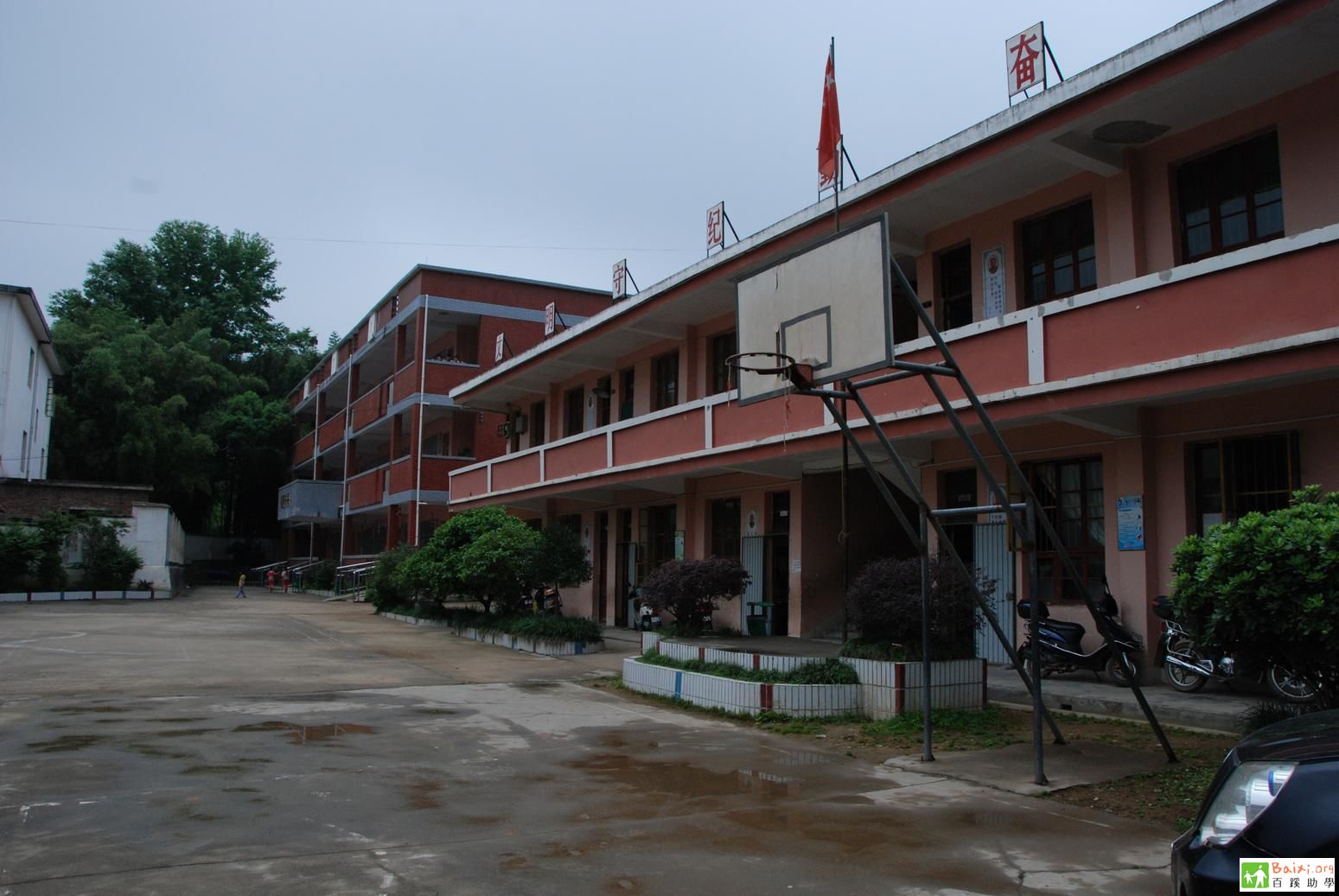 江西省赣州市上犹县新民小学图书角调查报告2015年4月28日